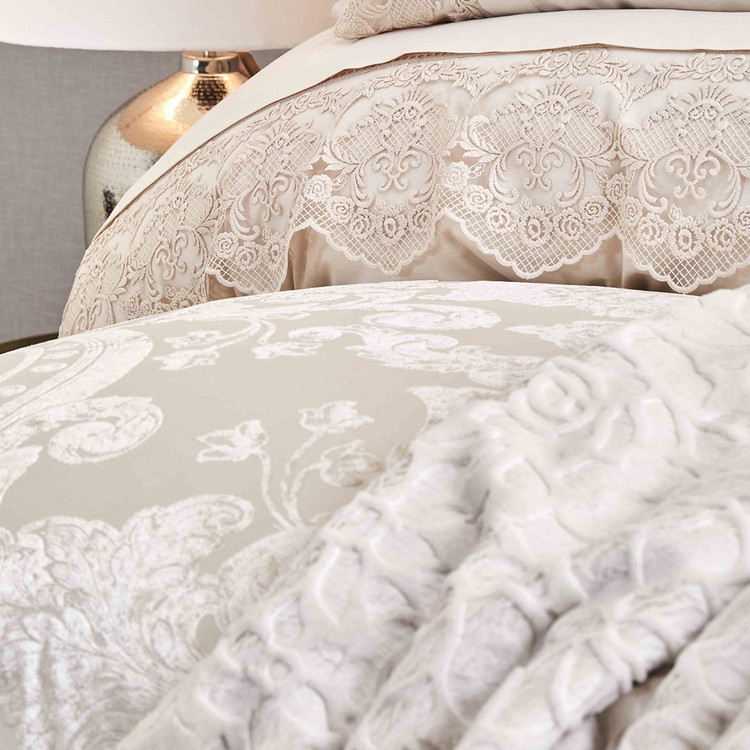 روتختی دو نفره ۱۰ پارچه ژاکارد مخمل برجسته برند Karaca Home مدل Valeria Royal Gold